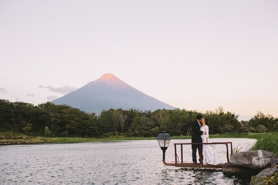 volcán-de-fuego-wedding-pictures